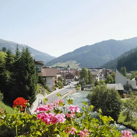 ホテル Alpenherz Garni ゲルロス
