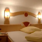 Alpenherz Garni מלון 4*