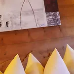 Alpenherz Garni מלון